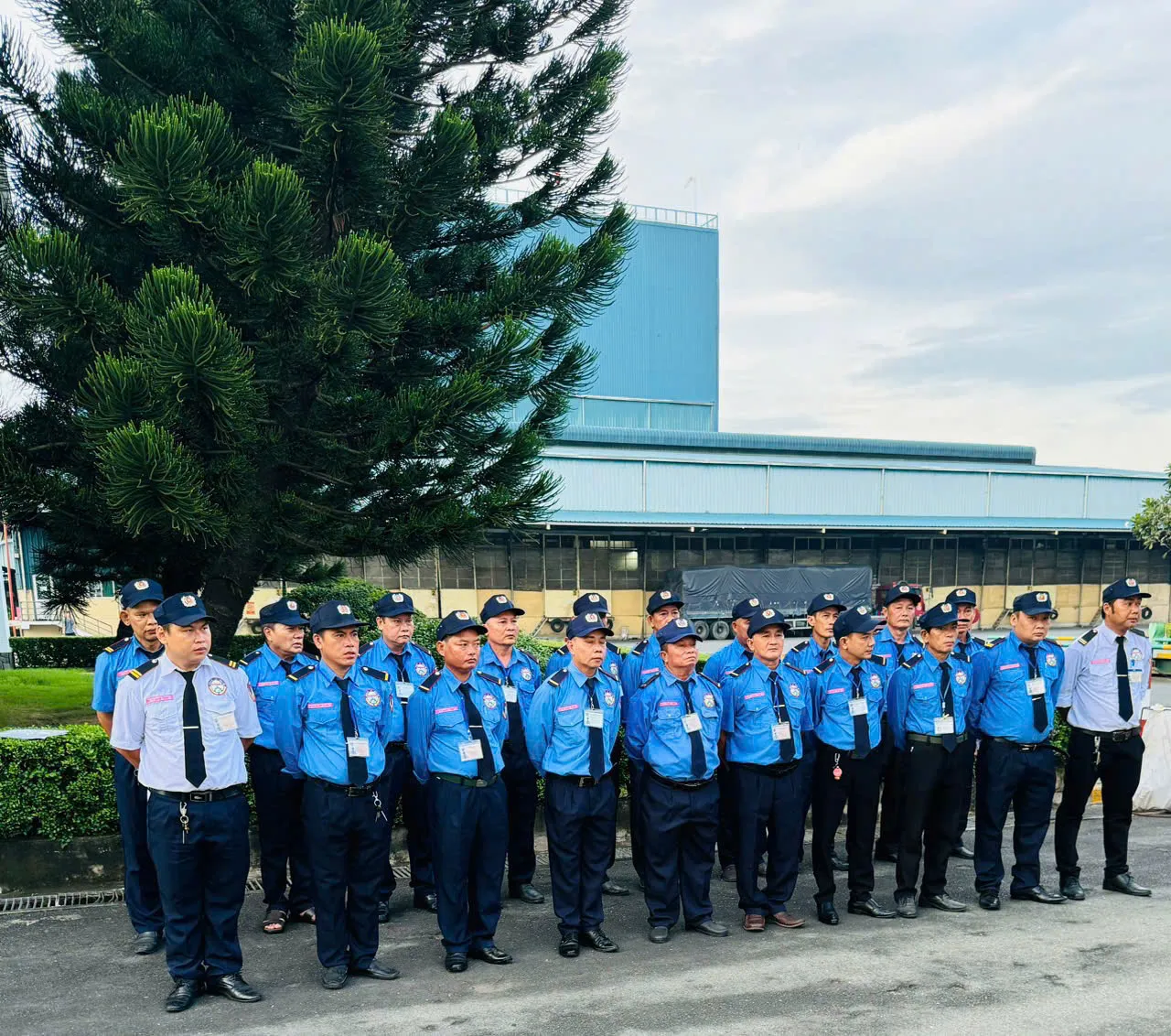 ĐẰNG SAU BỘ ĐỒNG PHỤC BẢO VỆ LÀ GÌ?
